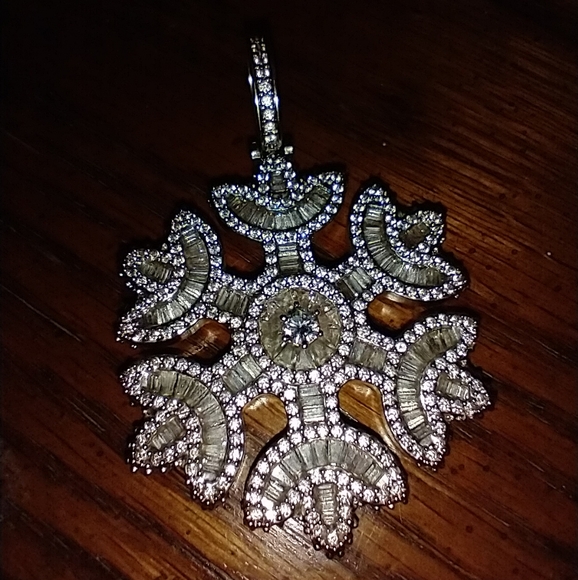 GLD Shop snowflake pendant - Picture 2 of 3